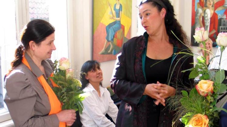 Galeristin Karin Weißenbacher (rechts) freute sich darüber, dass die Künstlerin Marta Shmatava (links) zur Ausstellungseröffnung angereist war. Im Hintergrund Musikerin Lali Sporn. 