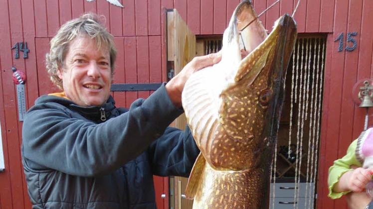 Das nennt man Anglerglück: Der 45-jährige Christian Lonquich hat seinen bislang größten Fisch geangelt. 
