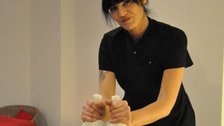 Rilana Lange bei einer Kräuterstempel-Anwendung im neu entstandenen Wellnessbereich des Hotels. 