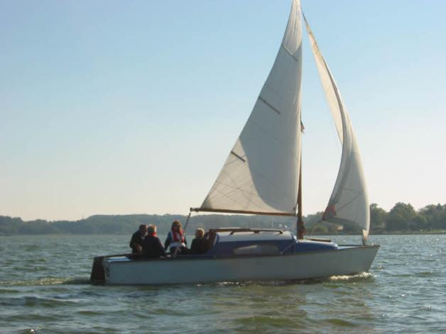 Erhard Pankow (inks) und seine Crew genossen auf Dickschiff „Mary“ den Absegeltörn auf dem Sternberger See. Fotos: Ursula Prütz Erhard Pankow (inks) und seine Crew genossen auf Dickschiff „Mary“ den Absegeltörn auf dem Sternberger See. Fotos: Ursula Prütz