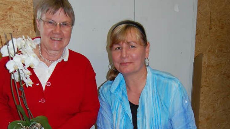 Margarete Mehrens-Alfer (links) und Susanne Ehmling laden zum Schnuppertöpfern im Kulturhof. 