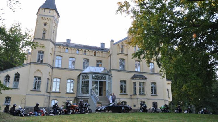 Harley-Davidson-Parade vor dem Schlossgut Dreiwasser in Golchen. Hier war Station bei einer Ausfahrt von Rostock aus.  Fotos: Rüdiger Rump 