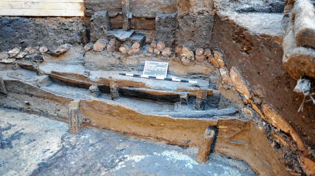 Der hölzerne Wall hat die Zerstörung der slawischen Festung durch Wendenfürst Niklot im zwölften Jahrhundert überdauert. Der hölzerne Wall hat die Zerstörung der slawischen Festung durch Wendenfürst Niklot im zwölften Jahrhundert überdauert.