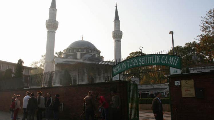 In der ältesten türkischen Moscheevon Berlin beten bei Sonnenaufgang viele Muslime zum Opferfest.  