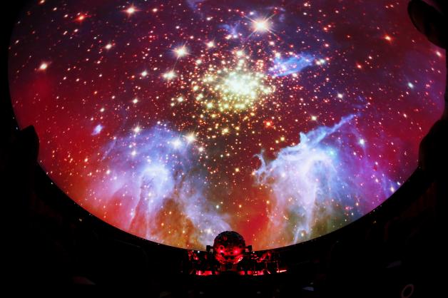 Ein Projektor wirft Bilder der Galaxis auf die Kuppel des Planetarium in Hamburg. 