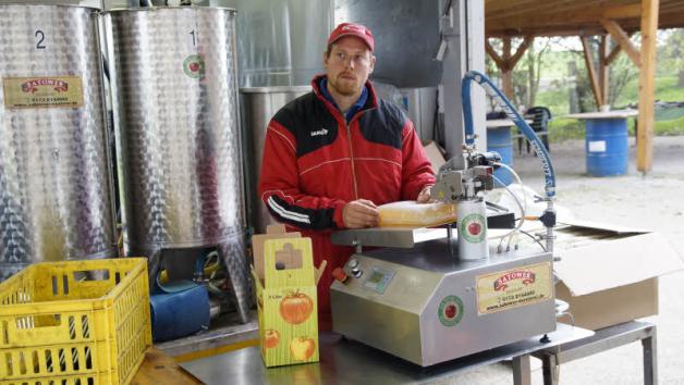 Bastian Mittendorf beim Befüllen der Getränketüten. Bastian Mittendorf beim Befüllen der Getränketüten.