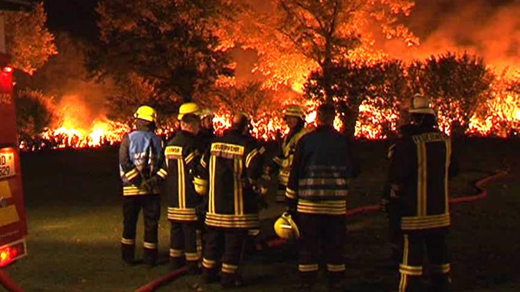 Wieder brannten in Stormarn Strohballen. Die Feuerwehrleute ließen das Feuer kontrolliert abbrennen.