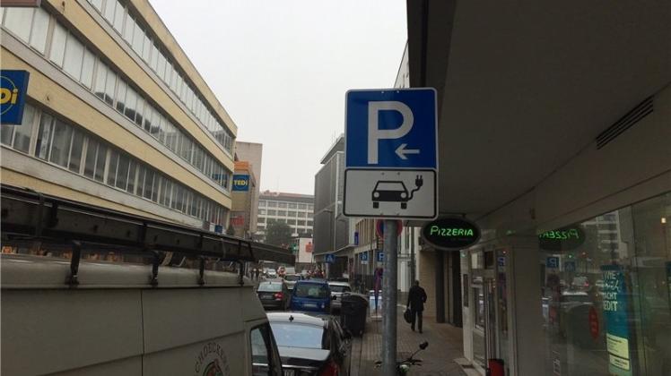 Die Stadt Osnabrück hat jetzt an mehreren Standorten in der Innenstadt kostenlose Parkplätze speziell für Elektroautos eingerichtet. Hier auf der Möserstraße. 