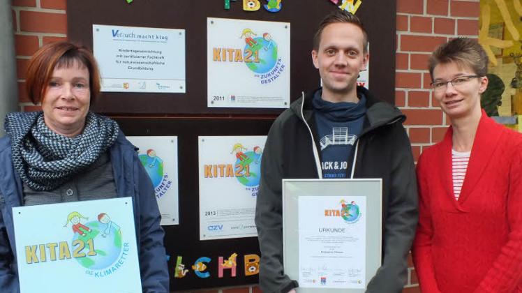 Dankbar für die Auszeichnung KITA 21: Kita-Mitarbeiter Frauke Johannsen und Sören Ziemann sowie Leiterin Belinda Rath (von links).  