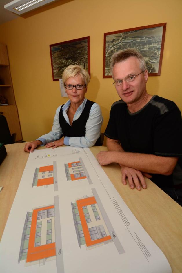 Kerstin Flägel und Edwin Eichler erläutern das Bauprojekt. 