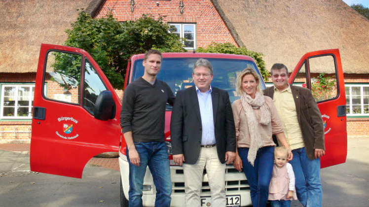 Aus dem Mehrzweckfahrzeug der Feuerwehr wurde der Bürgerbus: (von links) Marten Stöber, Ralf Heßmann, Sandra Milke mit Tochter Ida und Udo Maart.   