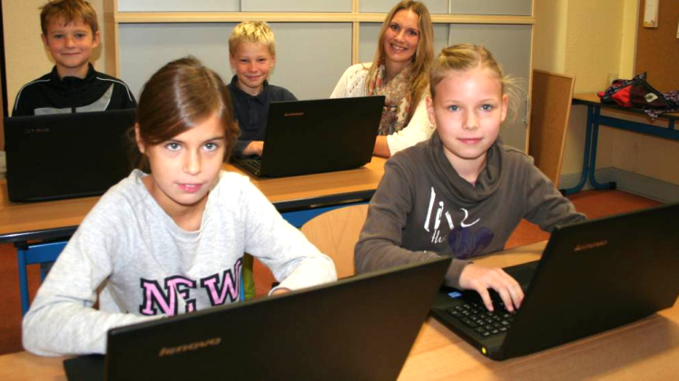 Schüler der vierten Klasse durften die Laptops bereits vor einigen Tagen ausprobieren. Nach den Herbstferien sollen die Geräte im Unterricht verwendet werden.