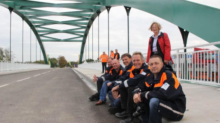 Freuen sich über die neue Brücke: Bettina Kalytta, Gunter Neumann, René Römer, Stefan Lühr, Uwe Diercks 