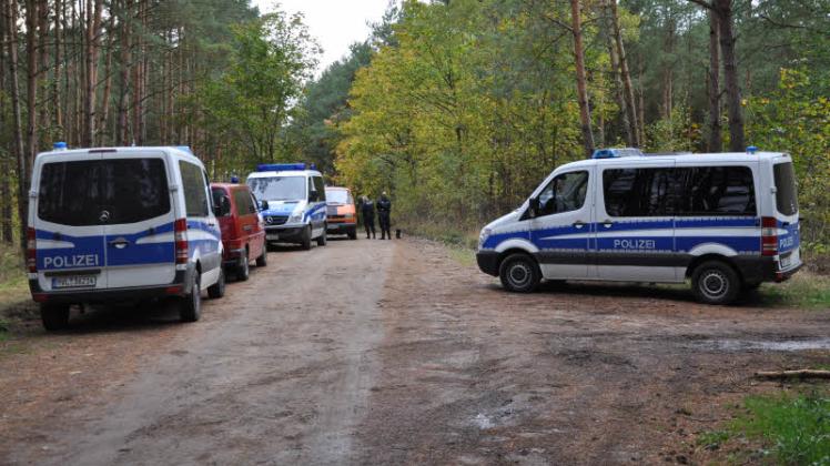 Ein Großaufgebot der Polizei verdrängt die Stille in dem Waldstück, in dem Mittwochabend eine schwer verletzte Frau gefunden wurde.