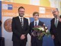 Pfiffiger Tüftler: Jonathan Janetzki aus Zarchlin wurde von Harry Glawe (r.) und IHK-Chef Claus Ruhe Madsen mit dem Nachwuchspreis ausgezeichnet.