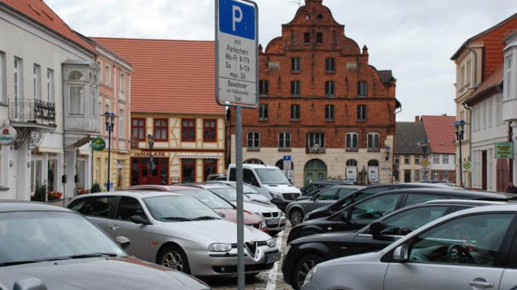 Die Stellplätze auf dem Alten Markt sollen künftig nicht mehr fürs Anwohner-Parken genutzt werden. Fotos: Wolfried Pätzold 