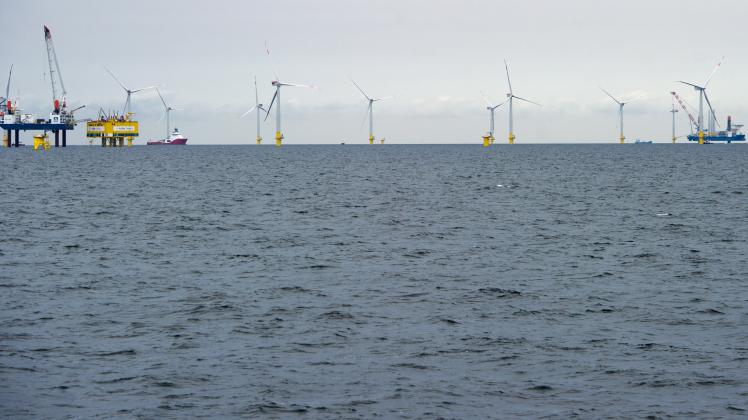 Die 4.400 Tonnen schwere Umspannstation (l) für den Offshore-Windpark EnBW Baltic 2 steht im Windpark auf der Ostsee bei Sassnitz
