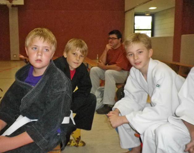 Geduldig erwarten die jungen Kampfsportler die nächste Übung. Geduldig erwarten die jungen Kampfsportler die nächste Übung.