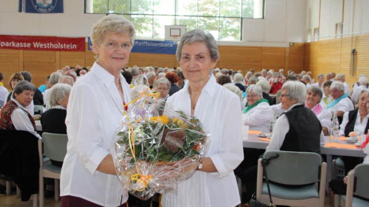 Trainerin Gerdi Looft (li) dankte ihrer langjährigen Kassenwartin Christa Block.