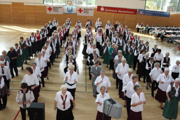 Die Tänzer nutzten die ganze Halle, um ihren Sport auszuüben. Die Tänzer nutzten die ganze Halle, um ihren Sport auszuüben.