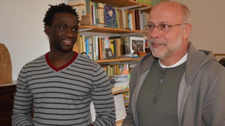 Pastor Jürgen Hanke (rechts) hält seine schützende Hand über Mohamed Camara, den er, wie alle Freunde des jungen Afrikaners, nur Momo nennt.  