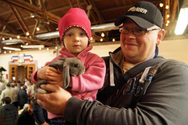Ein Kaninchen auf dem Arm zu nehmen, ist für Kinder das höchste der Gefühle. Hier: Lina Sophie (2) und Vater Sven Ivers aus Idstedt.