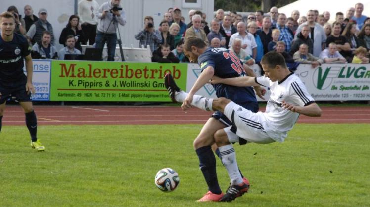 Geschickt schirmt Marcel Ziemer (links) den Ball vor dem Hagenower Danilo Grewe ab. Der Hansa-Stürmer erzielte beim 4:0-Pokalsieg zwei Treffer.  