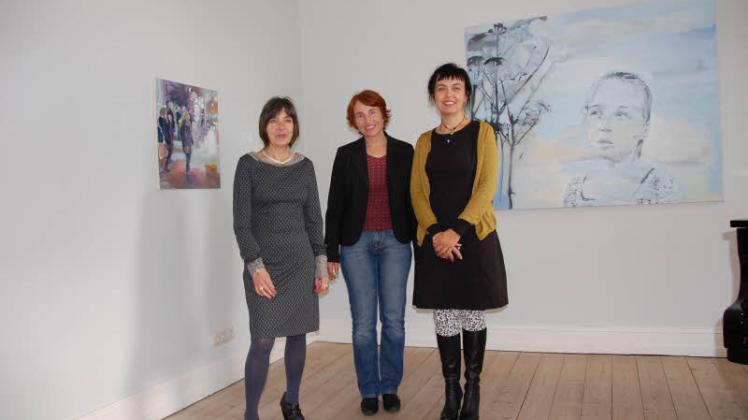 „Eine sehr persönliche Begegnung“– so nennt Dr. Christina Kohla (Mitte), die künstlerische Leiterin des Kunsthauses, die Zusammenarbeit mit Katharina Duwe (links) und Mini Blume.