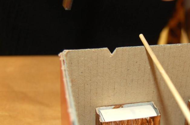 Kleine Kerben im Karton halten die Spieße, an denen die Gespenster hängen. Kleine Kerben im Karton halten die Spieße, an denen die Gespenster hängen.