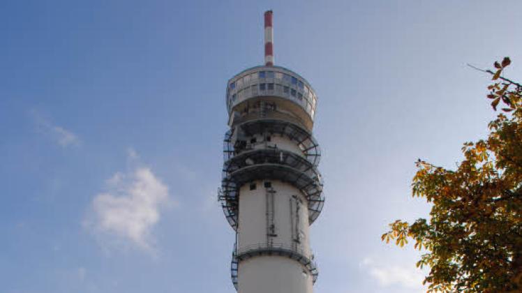 Der Fernsehturm: In knapp 100 Metern Höhe befindet sich die Plattform, von der sich die Frau aus Wismar stürzte. Der Fernsehturm: In knapp 100 Metern Höhe befindet sich die Plattform, von der sich die Frau aus Wismar stürzte.