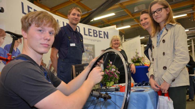 Schüler vom Berufs- und Bildungswerk Greifswald zeigen, wie es geht. Fotos: Lisa Kleinpeter Schüler vom Berufs- und Bildungswerk Greifswald zeigen, wie es geht. Fotos: Lisa Kleinpeter