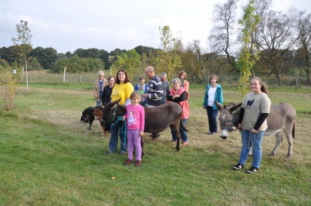 Wanderung mit Meck und Helena: Die Eselfreunde aus dem Crivitzer Ortsteil Krudopp kamen mit zwei Tieren zum Parkfest.