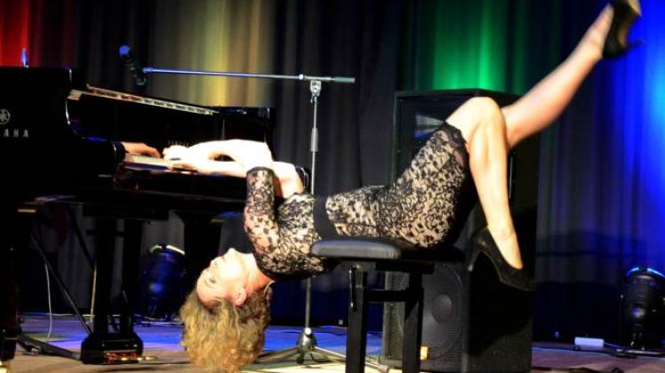 Hals über Kopf: Anne Folger von den Queenz of Piano kann in jeder Lage Klavier spielen.  