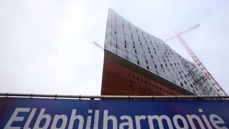 Die Baustelle der Elbphilharmonie ruht. Nach der Einigung zwischen der Stadt Hamburg und dem Baukonzern Hochtief kann es bald weitergehen. Foto: dpa
