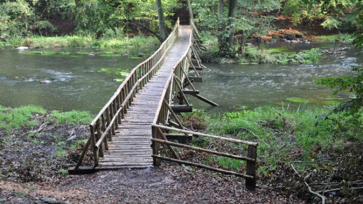 Die Holzbrücke im Warnowdruchbruchtal bei Klein Raden soll saniert werden. Noch ist offen, wer das bezahlt.  