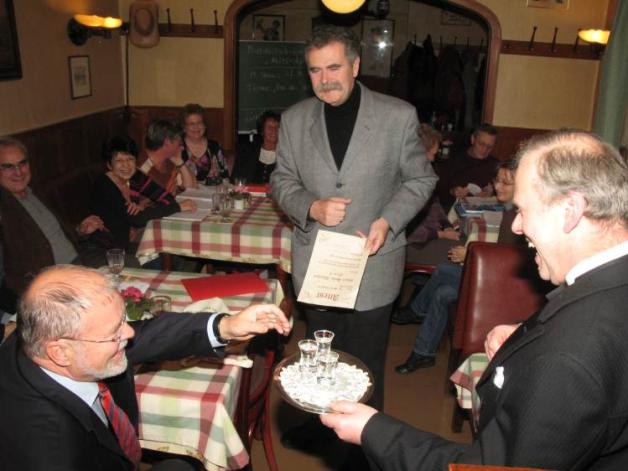 November 2007: Ein Kümmel für den damaligen Ministerpräsidenten. Ernst-Rüdiger Holtz (r.) und Heinz Hornburg (M.) ernannten Harald Ringstorff (v.r.) zum Ehrenmitglied der „Holtz-Apteiker“.  