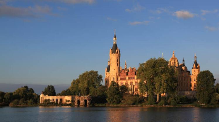 Traumhafte Kulisse: Auch im Herbst zeigt sich Schwerin mit dem Schloss von der schönsten Seite.
