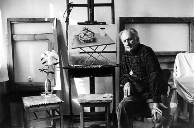 Schwarz-Weiß-Fotografie: Hans Pölkow, Der Maler Gabriele Mucchi in seiner Atelierwohnung, Berlin 1987 