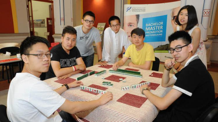 Tag der offenen Tür in der Fachhochschule des Mittelstandes – Baltic Colle Schwerin: Chinesische Studenten erklärten Gästen auch das Spiel Majong.