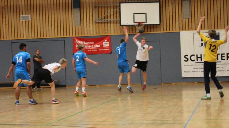 Obwohl die B-Jugend-Handballer der SG Parchim/Matzlow-Garwitz mehrfach gut kombinierten, reichte es am Ende nicht ganz, um gegen die SG Vorpommern zu punkten. 