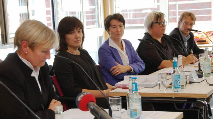 Sie stellten den Bericht vor: Bischöfin Kirsten Fehrs (li.) und die Expertenkommisson mit Dr. Petra Ladenburger, Martina Lörsch, Ursula Enders und Dr. Dirk Bange.  