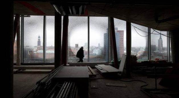1. März 2013: Es wird wieder gearbeitet, die Stadt und der Baukonzern Hochtief haben sich nach jahrelangem Streit auf einen Weiterbau der Elbphilharmonie geeinigt. Foto: dpa