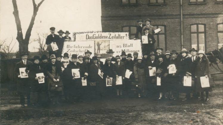 Die Güstrower Gemeinde der Zeugen Jehovas (Bibelforscher) 1922 mit der Zeitschrift „Das Goldene Zeitalter“  Repro: Falk Bersch  