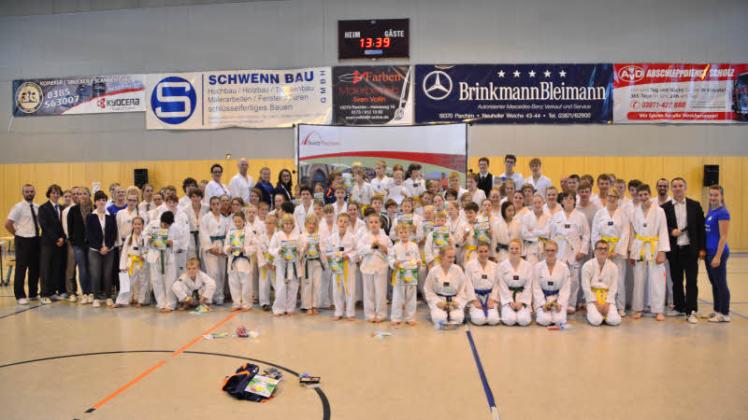 Gut gefüllte Halle: Teilnehmer, Kampfrichter und „Macher“ des Taekwondo-Eldepokals versammelten sich zum gemeinsamen Abschlussfoto. 