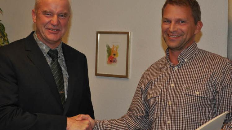 .Der neue Bürgermeister Peter Rakowski-Dammann (links) nimmt die Ernennungsurkunde von seinem 2. Stellvertreter Jochen Dethlefs entgegen. 
