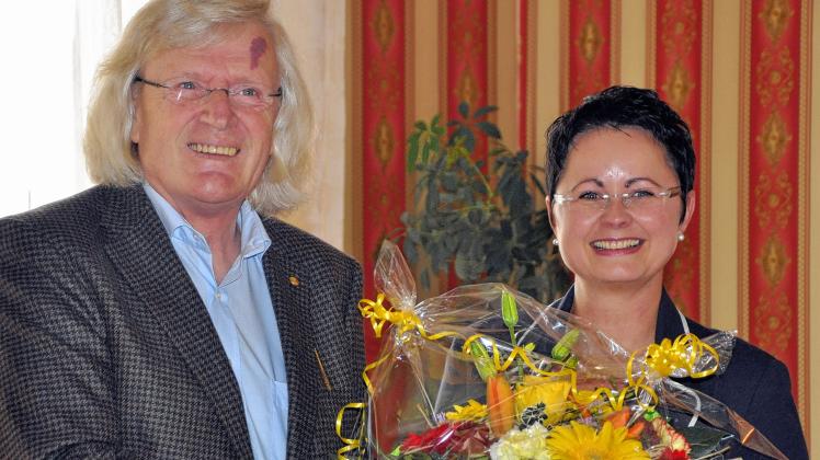 Malte Hübner-Berger (SPD-Ortsverein Perleberg)  gratuliert Annett Jura.