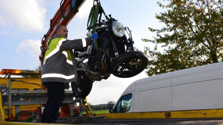 Schrottreif ist die Maschine, mit der ein 44-jähriger Motorradfahrer zwischen Lützow und Kaeselow verunglückte. Die Polizei ermittelt wegen Unfallflucht.  