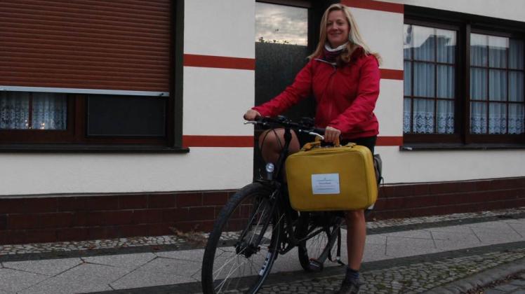 Der quietschgelbe Koffer, ein Rad , Handy und Laptop begleiten Anna Madgdalena auf der Reise durch Deutschland.  