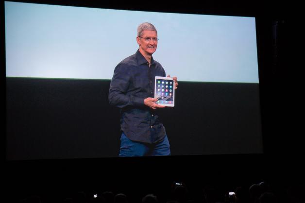 Bei Apple am Kurfürstendamm wird in Berlin eine neue Generation des iPad-Tablets vorgestellt. Dabei ist Apple-Chef Tim Cook auf einem Bilschirm zu sehen. 