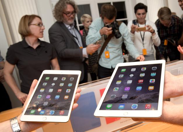 Besucher schauen sich das neue iPad Air 2 an, das am 16.10.2014 bei Apple am Kurfürstendamm in Berlin  vorgestellt wird.